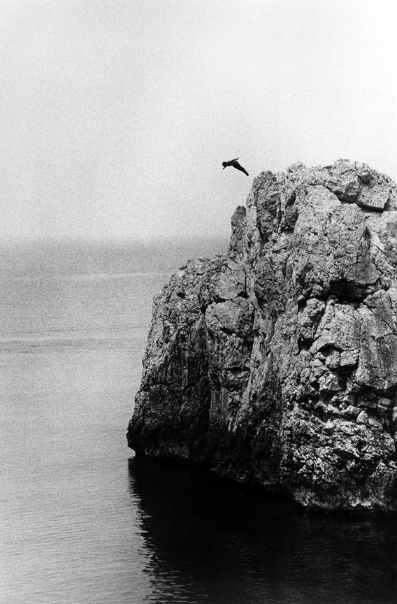 homme qui se jette d'une falaise