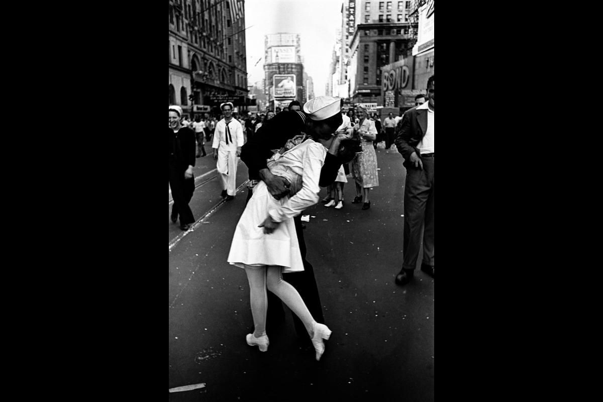  V-J Day – Alfred Eisenstaedt, 1945