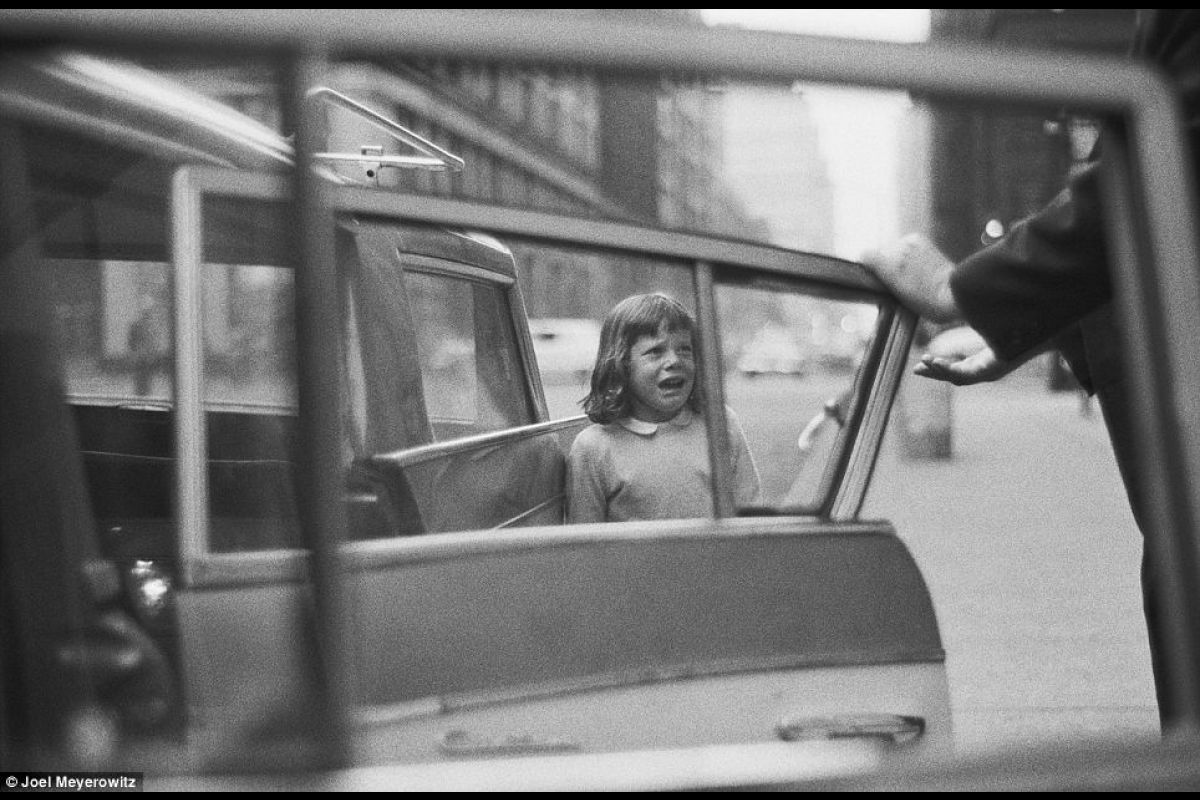 New York, 1963 : Joel Meyerowitz se voyait comme "tamisant l'information vue dans les rues" 