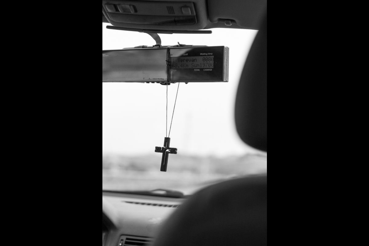 Julien Boudet dans son taxi en route pour Yerevan